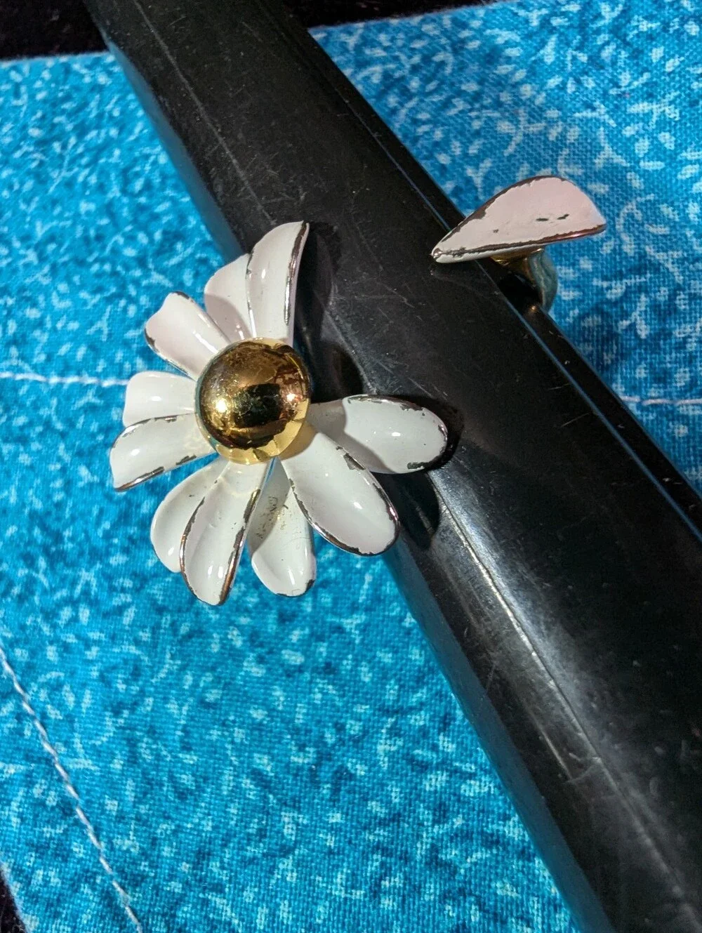 Kate Spade Gold Tone Flower Ring White Enamel Size 8 Adjustable Marked on Ring